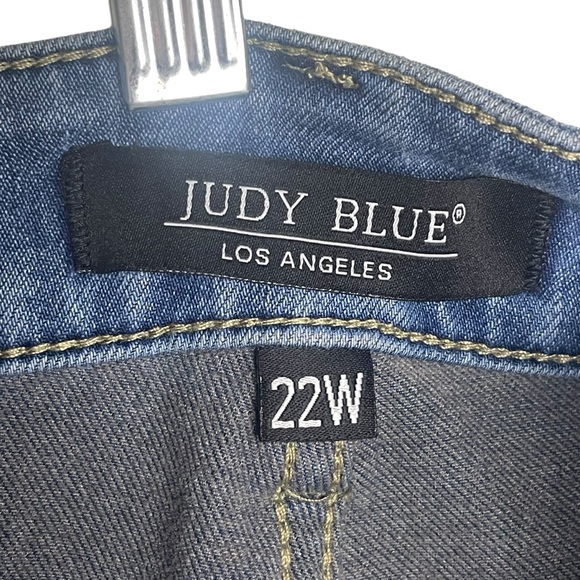 Judy Blue High Rise Light Wash Boyfriend Fit Jeans Cropped Frayed Hem Womens 22W - Picture 12 of 14
